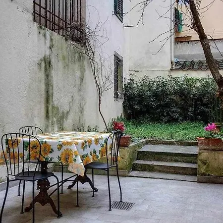Apartment Il Tulipano With Patio Florenz